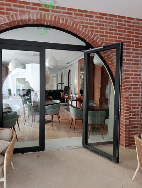 Fabricatie si montaj tamplarii ferestre, usi PVC, Aluminiu cu geam termopan